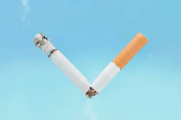 Der Buchstabe Ein Siegessymbol Aus Einer Kaputten Zigarette Auf Einsamem lizenzfreie Stockbilder