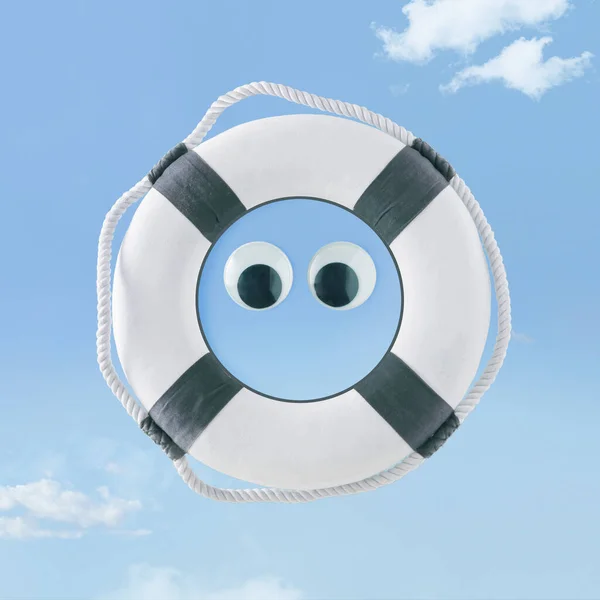 Lächelnder Rettungsring Mit Großen Augen Auf Pastellblauem Himmelhintergrund Sommer Strandparty Stockfoto
