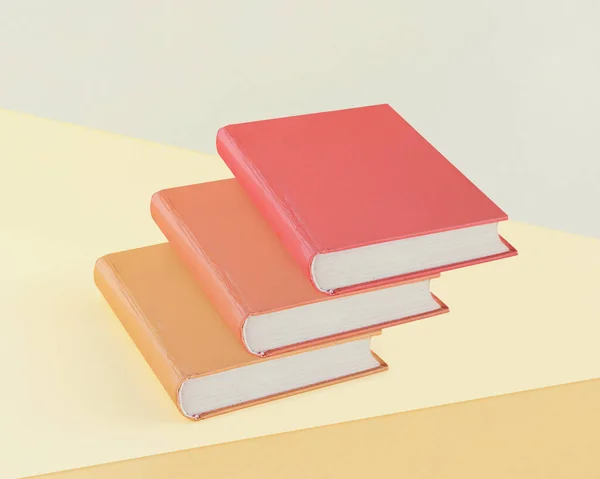 Treppen Mit Ockerorangefarbenen Und Roten Büchern Auf Isoliertem Pastellgelbem Und Stockbild