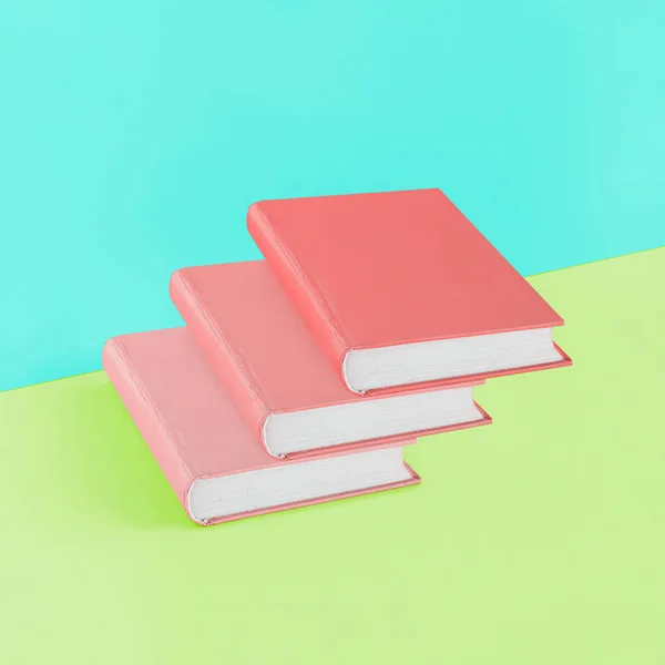 Minimales Abstraktes Konzept Mit Treppen Aus Pastellrosa Roten Büchern Auf lizenzfreie Stockbilder
