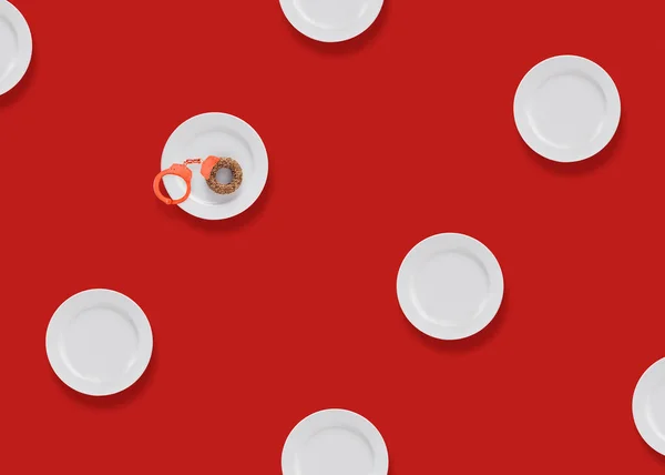 Weiße Punkte Mit Leeren Tellern Auf Isoliertem Roten Hintergrund Und Stockbild