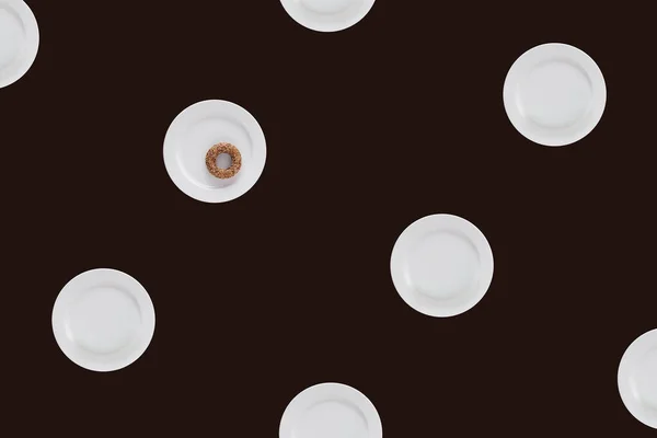 Bagel Tányéron Fehér Pontok Készült Üres Tányérokkal Elszigetelt Fekete Háttér — Stock Fotó