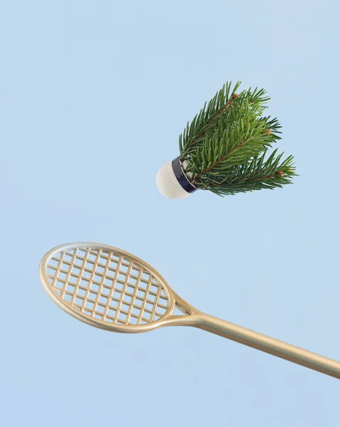 Kreative Neujahrskarte Mit Goldenem Badmintonschläger Und Federball Aus Grünen Weihnachtsbaumzweigen Stockbild