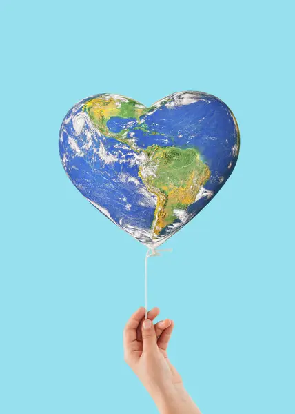Planet Erde Einem Herzförmigen Ballon Der Von Der Hand Eines lizenzfreie Stockbilder