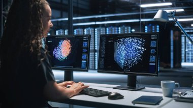 Hi-Tech Yapay Zeka Araştırma Merkezi Afro-Amerikan Kadın Bilişim Mühendisi Nöral Ağ Projesi üzerinde çalışıyor, İki Kişisel Bilgisayar kullanıyor, Ekranda Büyük Veri Grafikleri, Geleceğin Makine Öğrenme Kavramı