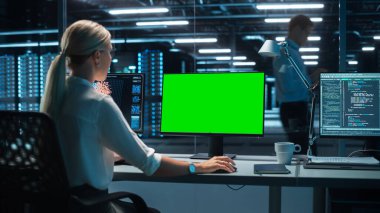 Güvenilir Kadın Veri Bilimadamı Kişisel Bilgisayarda Büyük Kontrol ve İzleme Odasında Yeşil Ekran Şablonu ile Çalışıyor. Ofiste Kod Yazmak İçin Krom Anahtar Kullanan Hırslı Programlama Mühendisi.