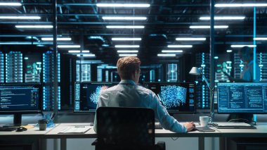 Yüksek Teknoloji Veri Merkezi Sunucu Kontrolü: Bilgisayar, Ekran Gelişmiş Veri Yapay Zeka Analizi üzerine çalışan IT Uzman Yöneticisi. Web Hizmetleri, Bulut Hesaplama, Analiz Tesisi, Siber Güvenlik