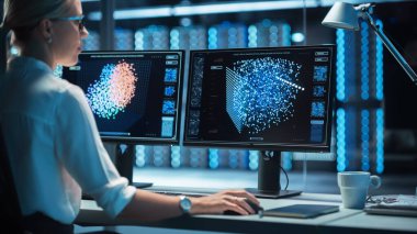 Sistem Kontrol Odasında Sinir Ağını Gösteren Çoklu Ekranlı Kadın Teknik Operatör Çalışıyor. IT Teknisyeni Yapay Zeka, Büyük Veri Madencilik Projesi üzerine çalışıyor.