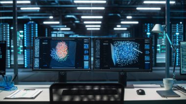 Sistem Kontrol Veri Merkezi 'nde Nöral Ağ ve Veri Faaliyetleri ile Çoklu Ekranlar İşliyor. Oda, üzerinde Nöral Ağ Çalışan Karanlık ve Ekranlarla dolu..