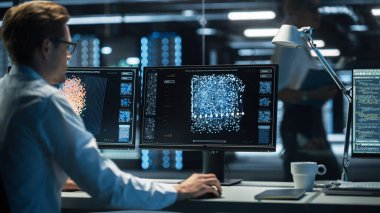 Çeşitli Etkinlikleri İzleyen ve Oturan Operatör Grafiklerle Çoklu Ekranda Gösteriyor. IT Teknisyeni Yapay Zeka, Büyük Veri Madenciliği, Sinirsel Ağ Projesi.