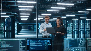 Çeşitli Büyük Veri Merkezi Sunucusu: e-İş Girişimcisi ve Bilgi İşlem Uzmanı konuşması, Laptop Kullan. Bilgi Teknolojisi Mühendisi ve Sistem Yöneticisi Web Hizmetleri Bulut Çözüm Yazılımını İzliyor