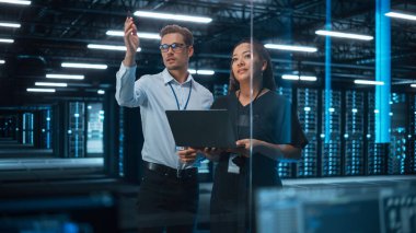 Bilgi Teknolojisi Mühendisi ve Sistem Yöneticisi Web Hizmetleri İzleme Bulut Çözüm Yazılımı ve Büyük Veri Merkezi Sunucusu 'nda Fikir Paylaşımı. İnsanlar Dizüstü bilgisayar kullanır.