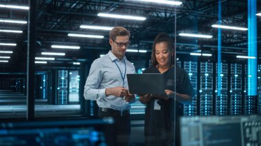 Çok ırklı Büro Toplantısı: İki Yaratıcı Girişimci Ekibi Konuşuyor, Büyüme Stratejisini Tartışıyor, Bilgisayara Bakıyor. İş Adamları Dijital E-Ticaret Başlangıç Projesinde Çalışıyor.