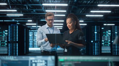 Modern Ofiste Bilgisayar kullanırken kıdemli CEO Genç Kendine Güvenen Yönetici ile konuşuyor. Meslektaşlar Ticari, Finansal ve Pazarlama Projelerini tartışıyor. Uzmanlar Çeşitli Takımlarda Çalışıyor.