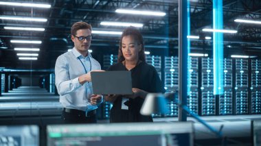 Profesyonel Danışman Ofiste İşletme Girişimcisine Danışmanlık Yapıyor, Bilgisayarda Veri Gösterisini Tartışıyorlar. Finans sektöründe çalışan zeki iş adamları. Uzmanlar çeşitli takım kavramlarında çalışırlar.