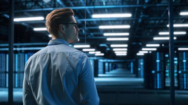 Yenilikçi Başlangıç Konsepti: Çözüm ve Planlama Stratejisini Düşünürken Düşünceli Yazılım Mühendisi 'nin Omuzundan Bakış ve Uzağa Bakış. Programcı Geliştirici Kavramı