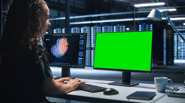 Programador Feminino Inteligente Trabalhando Desktop Green Mock Screen Computer Sala — Fotografia de Stock