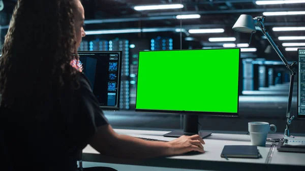 Профессиональная Зрелая Женщина Инженер Тяжелой Промышленности Работает Green Mock Screen — стоковое фото