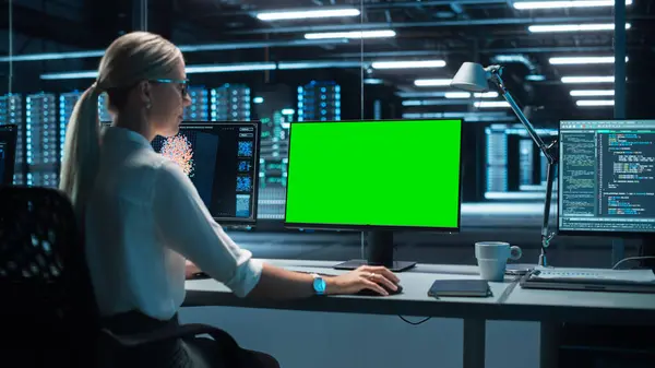 Especialista Feminina Caucasiana Trabalhando Computador Chave Chroma Tela Verde Servidor — Fotografia de Stock