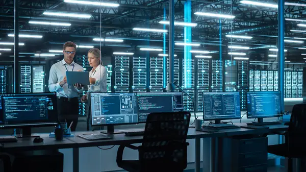 Specialisti Che Utilizzano Computer Portatile Nel Data Center Tecnico Maschio — Foto Stock
