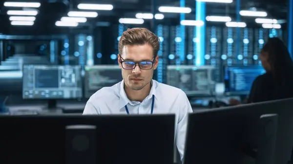 Focused System Administrator Consultant Look Screen Saves Backup Data Dark — Stock Photo, Image