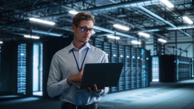 Dizüstü bilgisayarda çalışan ve Ofisteki Ekrana Bakan Resmi Giysilerde Başarılı İş Adamı. En İyi Sonuçlara Ulaşmak İçin Geç Saatlere Kadar Çalışan Şık Erkek Yönetici. İş Konsepti