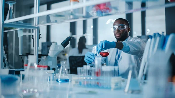 Koruyucu Gözlük Takan Afrikalı Amerikalı Erkek Bilim Adamı Laboratuarda Test — Stok fotoğraf