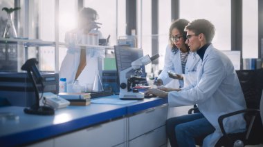 Modern Tıp Araştırma Laboratuvarı: Çeşitli Etnik Genç Bilim Adamları Test Örnekleri Analizi Ekibi. Gelişmiş Yüksek Teknoloji Ekipmanları, Mikrobiyoloji Araştırmacıları Tasarımı, Geliştirilmiş İlaçlar