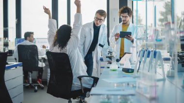 Tıp Bilimi Laboratuvarı: Mikroskop kullanan Siyah Bilim Adamı, Yeni Tıp 'ı keşfediyor ve onu meslektaşlarıyla kutluyor. Dahi Genç Uzmanlar, Yenilikçi Araştırmalar Yapıyor