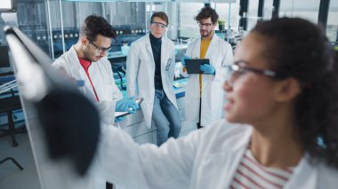 Tıp Bilimi Laboratuvarı: Güzel Kara Kadın Bilimadamı Yönetim Kurulu 'na Ayrıntılı Veri Analizi Yazıyor, Çeşitli Meslektaşları Dinliyor. Genç Bilim Adamları Sorunları Çözüyor.