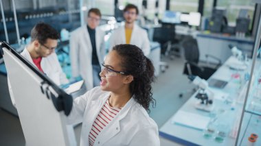 Tıp Bilimi Laboratuvarı: Güzel Kara Kadın Bilimadamı Yönetim Kurulu 'na Ayrıntılı Veri Analizi Yazıyor, Çeşitli Meslektaşları Dinliyor. Genç Bilim Adamları Sorunları Çözüyor.