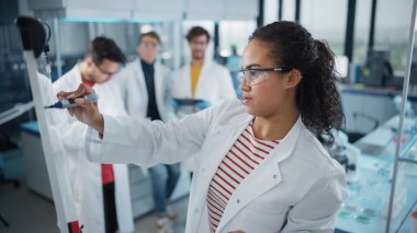 Tıp Bilimi Laboratuvarı: Güzel Kara Kadın Bilimadamı Yönetim Kurulu 'na Ayrıntılı Veri Analizi Yazıyor, Çeşitli Meslektaşları Dinliyor. Genç Bilim Adamları Sorunları Çözüyor.