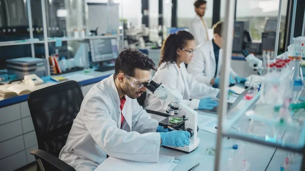Tıp Bilimi Laboratuvarı Mikroskop Altında Araştıran Kimyasalları Analiz Eden Konuşan — Stok fotoğraf
