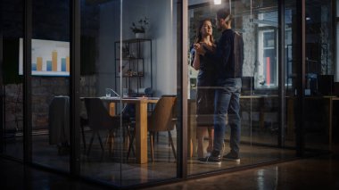 Erkek ve Kadın Yöneticiler ve İş Arkadaşları Toplantı Salonunda Dans Ediyor. Utangaç bir tezgahtar, sert, kariyer güdümlü patronunun sevgisini kazanır ve beklenmedik aşklarının ardından gevşemeye başlar..