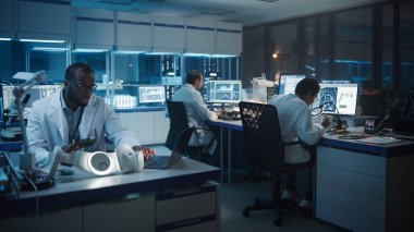 Modern Elektronik Geliştirme Tesisi: Çeşitli Etnik Mühendisler ve Bilim Adamları Bilgisayar, Konuşma, Tasarım Endüstrisi PCB, Yeni Nesil Silikon Mikroçipleri, Yarı iletkenler Üzerinde Çalışıyor