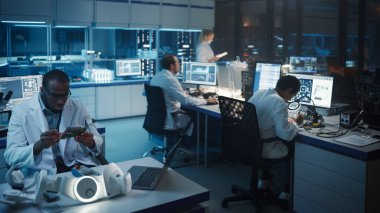 Modern Elektronik Geliştirme Tesisi: Çeşitli Etnik Mühendisler, Bilimadamları Bilgisayar, Konuşma, Tasarım PCB, Yeni Nesil Silikon Mikroçipler, Üretim Yarı iletkenleri Üzerinde Çalışıyor