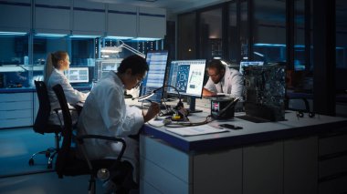 Modern Elektronik Geliştirme Tesisi: Çeşitli Etnik Mühendisler, Bilimadamları Bilgisayar, Konuşma, Tasarım PCB, Yeni Nesil Silikon Mikroçipler, Üretim Yarı iletkenleri Üzerinde Çalışıyor