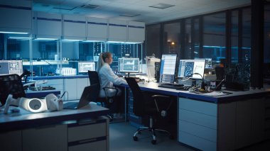 Modern Elektronik Geliştirme Tesisi: Robotik Programlama Yazılımı ile Yalnız Kadın Mühendis Çalışıyor. Endüstriyel PCB 'nin Tasarımı, Yeni Nesil Silikon Mikroçipleri