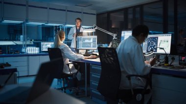 Modern Elektronik Geliştirme Tesisi: Çeşitli Etnik Mühendisler, Bilimadamları Bilgisayar, Tasarım Robotları PCB, Yeni Nesil Silikon Mikroçipleri, Üretim Yarı iletkenleri Üzerinde Çalışıyor