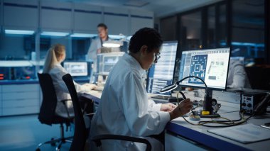 Modern Elektronik Araştırma ve Geliştirme Tesisi: Güzel Kafkas Kadın Mühendis Bilgisayar Anakart Lehim Yapıyor. Bilim adamları Endüstriyel PCB, Silikon Mikroçipler, Yarı iletkenler Tasarım