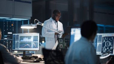 Modern Elektronik Geliştirme Tesisi: Çeşitli Etnik Mühendisler, Bilimadamları Bilgisayar, Tasarım Robotları PCB, Yeni Nesil Silikon Mikroçipleri, Üretim Yarı iletkenleri Üzerinde Çalışıyor