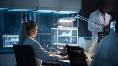 Modern Elektronik Geliştirme Tesisi: Çeşitli Etnik Mühendisler, Bilimadamları Bilgisayar, Tasarım Robotları PCB, Yeni Nesil Silikon Mikroçipleri, Üretim Yarı iletkenleri Üzerinde Çalışıyor