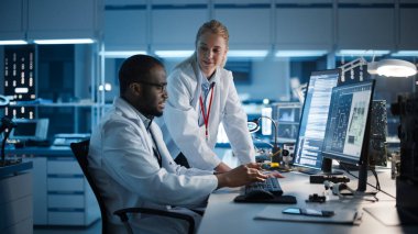 Elektronik Araştırma, Geliştirme Tesisi: Bilgisayar üzerinde çalışan Baş Mühendis ile Kadın Mühendis Proje Yöneticisi Görüşmeleri. IT Geliştiriciler Ekibi Silikon Mikroçip, Yarı iletken, PCB Tasarımı Çalışıyor