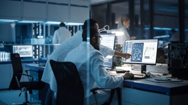 Elektronik Araştırma, Geliştirme Tesisi: Bilimadamıyla Bilgisayar üzerine çalışan Mühendis Proje Yöneticisi Görüşmeleri. Çeşitli Profesyonel Tasarım Ekibi Silikon Mikroçip, Yarı iletkenler, Anakart