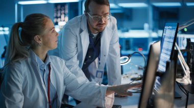 Elektronik Araştırma, Geliştirme Tesisi: Bilgisayar üzerinde çalışan Mühendis Proje Yöneticisi Bilimadamı. Çeşitli Profesyonel Tasarım Ekibi Silikon Mikroçip, Yarı iletkenler, Anakart