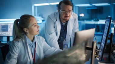 Elektronik Araştırma, Geliştirme Tesisi: Bilgisayar üzerinde çalışan Mühendis Proje Yöneticisi Bilimadamı. Çeşitli Profesyonel Tasarım Ekibi Silikon Mikroçip, Yarı iletkenler, Anakart