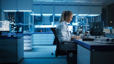 Modern Elektronik Geliştirme Tesisi: Kadın Mühendis Elektronik ile Çalışıyor. Endüstriyel PCB, Yeni Nesil Silikon Mikroçipler, Yarı iletkenler Bilim Adamları Tasarımı