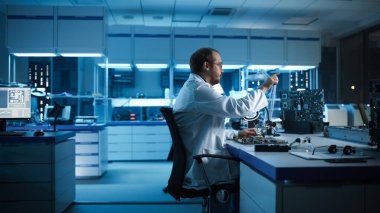Moment of Futuristic Electronics Facility: Modern PCB, Silikon Mikroçipler, Yarı iletkenler Üretimi İçin Sanal Gerçeklik Yapan Erkek Bilim Adamı Hareketi