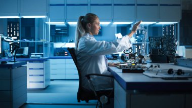 Moment of Futuristic Electronics Facility: Modern PCB, Silikon Mikroçipler, Yarı iletkenler Üretiminin Tasarım ve Geliştirilmesini Kontrol Etmek İçin Sanal Gerçeklik Yapan Kadın Bilimadamı