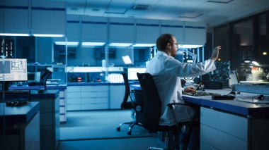 Moment of Futuristic Electronics Facility: Modern PCB, Silikon Mikroçipler, Yarı iletkenler Üretimi İçin Sanal Gerçeklik Yapan Erkek Bilim Adamı Hareketi